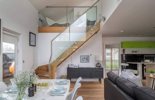 Ampney Crucis Haus | Lake House | Cotswold Stay with Hot Tub & Kayak