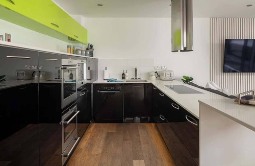 Ampney Crucis Haus | Lake House | Cotswold Stay with Hot Tub & Kayak