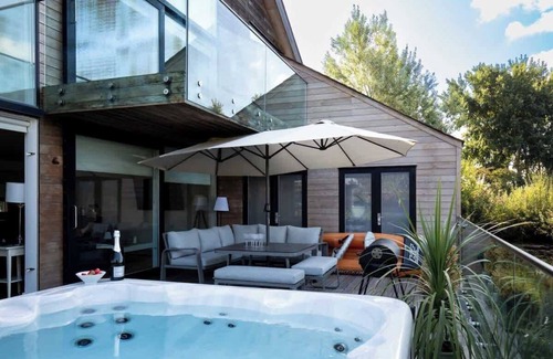 Ampney Crucis Haus | Lake House | Cotswold Stay with Hot Tub & Kayak