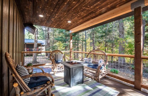 Leavenworth Wohnung | "Lake House" tiny cabin near Lake Wenatchee with HOT TUB