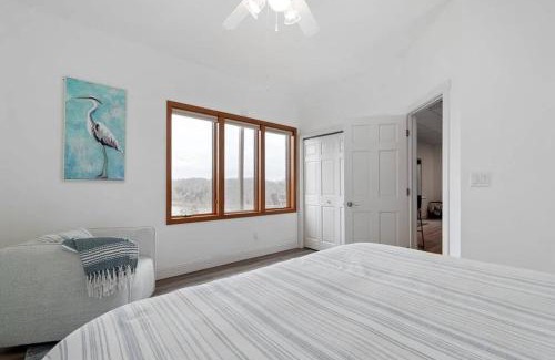 Lynchburg Haus | Lake Mansion On The Hill wPanoramic Views & Dock