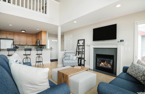 Manistee Eigentumswohnung | Lake Michigan Beach Condo with Boat Dock