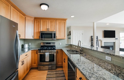 Manistee Eigentumswohnung | Lake Michigan Beach Condo with Boat Dock