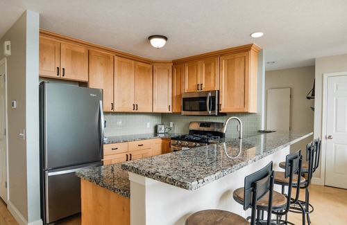 Manistee Eigentumswohnung | Lake Michigan Beach Condo with Boat Dock