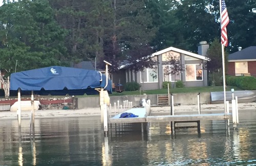 Lake City Hütte | See Missaukee mit Dock, Hebemaschine, Sandy Beach und fabelhaften Sonnenuntergängen