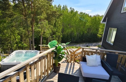 Ingaro Villa | Lake retreat for 11 - enjoy jacuzzi & nature