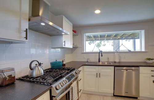 Pierson Hütte | Lake Retreat w/ Fire Pit: Pierson Paradise!