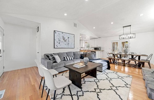 Woodstock Haus | Lake retreat w/hottub | movie room | fire-pit