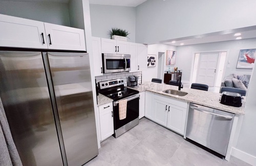 Lake Ridge Haus | Beautiful, Spacious & Affordable Home in FLL