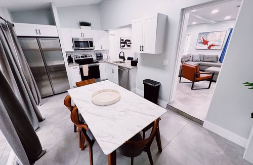 Lake Ridge Haus | Beautiful, Spacious & Affordable Home in FLL