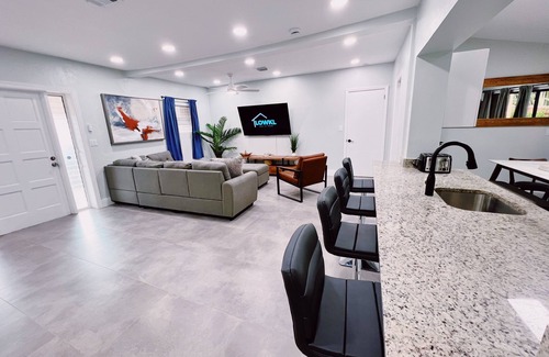 Lake Ridge Haus | Beautiful, Spacious & Affordable Home in FLL