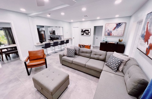 Lake Ridge Haus | Beautiful, Spacious & Affordable Home in FLL