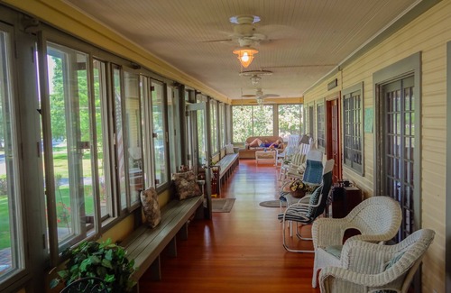 Lake Ripley Haus | Lake Ripley Lodge w Lake Front Rooms, Grand Porch, Kayaks & Paddleboard