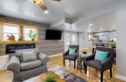 Channel Lake Wohnung | Dog-friendly updated lake stay with kayaks, water mats, boat launch, W/D, & AC