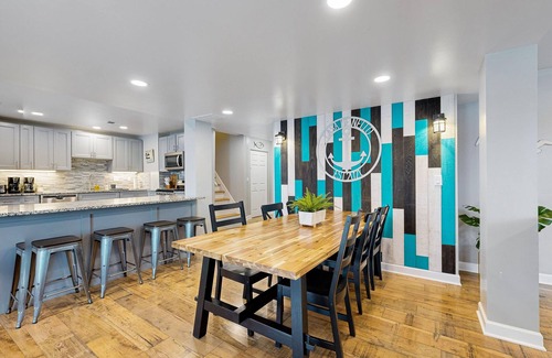 Channel Lake Wohnung | Dog-friendly updated lake stay with kayaks, water mats, boat launch, W/D, & AC