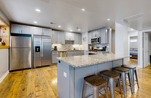 Channel Lake Wohnung | Dog-friendly updated lake stay with kayaks, water mats, boat launch, W/D, & AC