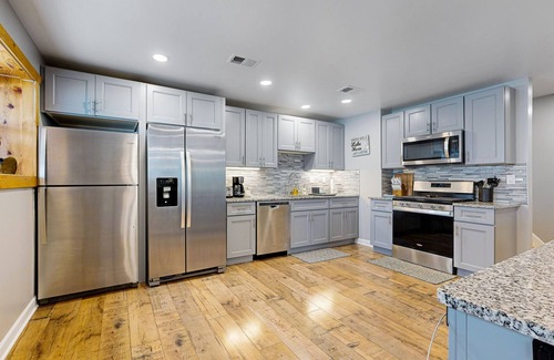 Channel Lake Wohnung | Dog-friendly updated lake stay with kayaks, water mats, boat launch, W/D, & AC