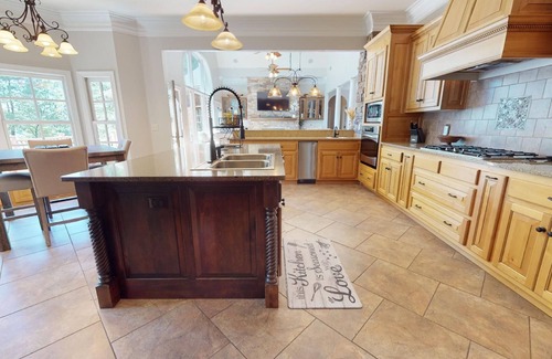 Samantha Haus | Lake Tuscaloosa game day ready & Family fun in Northport!