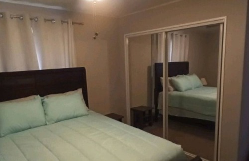 Roach Haus | Lake View and WiFi