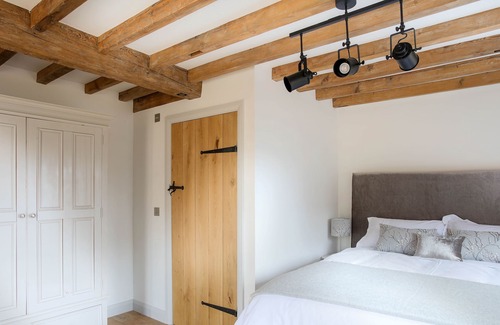 Ashby-de-la-Zouch Haus | Lake View Barn Beautiful 4 bedroomed conversion sleep 9 with use of private lake