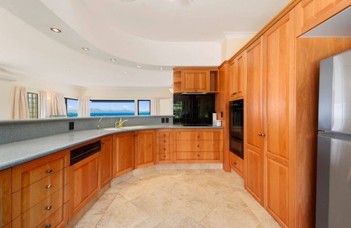 Hilltop Haus | Base: 6 Extra: $40 172 Lake Terrace