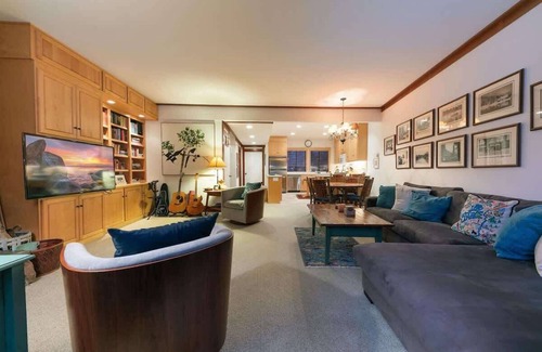 Tahoe Sierra Estates Haus | Lake View|Close to Palisades|Walk to Tahoe City