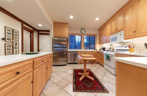 Tahoe Sierra Estates Haus | Lake View|Close to Palisades|Walk to Tahoe City