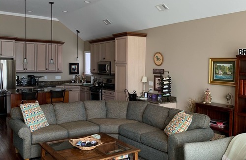 Charlevoix Haus | Luxus Suite mit Seeblick ~ Downtown Charlevoix Marina District