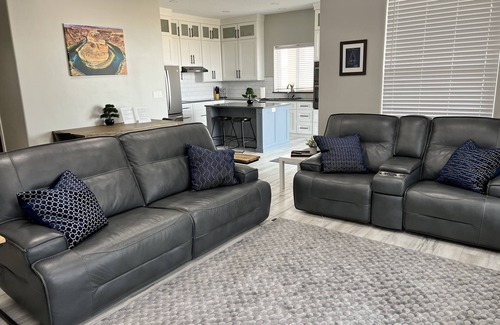 Greenehaven Haus | Lake View Modern House with Beautiful Sunsets!