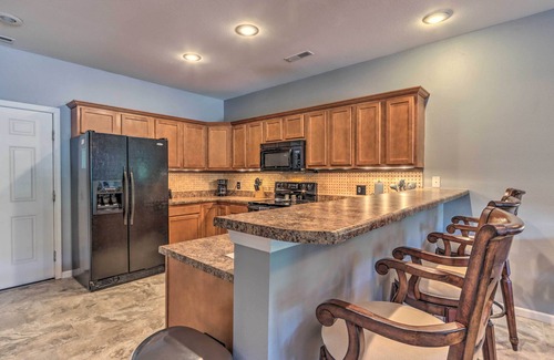 Camdenton Eigentumswohnung | Lake View, Pool Access: Idyllic Camdenton Condo!