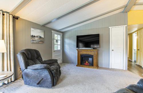 Krakow Haus | Lake Views and Fireside Bliss Cecil Cottage with Yard