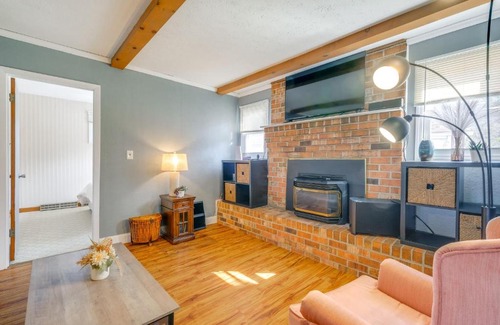 Ingles Haus | Lake Views and Private Dock Radford Retreat!