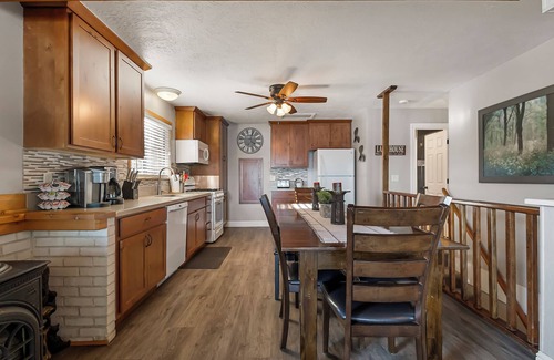 Peninsula Village Kabine | Lake Almanor 11: Charming Lakeside Resort