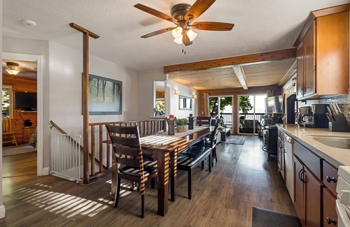 Peninsula Village Kabine | Lake Almanor 11: Charming Lakeside Resort