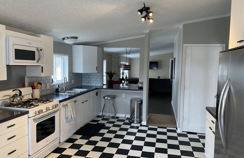 Manitou Beach-Devils Lake Haus | Lake Views from Great Deck, newly remodeled, Family members of all ages