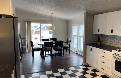 Manitou Beach-Devils Lake Haus | Lake Views from Great Deck, newly remodeled, Family members of all ages