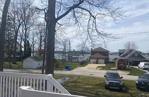 Manitou Beach-Devils Lake Haus | Lake Views from Great Deck, newly remodeled, Family members of all ages