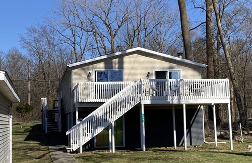 Manitou Beach-Devils Lake Haus | Lake Views from Great Deck, newly remodeled, Family members of all ages