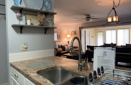 Port Clinton Eigentumswohnung | Seeblick auf die Inseln. Gehen Sie zu den Jet Express Docks in der Innenstadt NEU RENOVIERT!