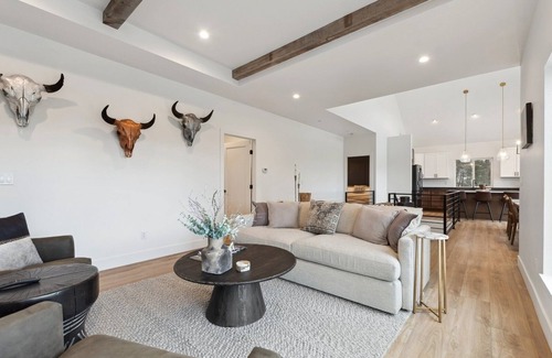 Lakeside Haus | Lake Views, Modern & Luxurious, Walk to Town