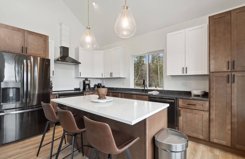 Lakeside Haus | Lake Views, Modern & Luxurious, Walk to Town