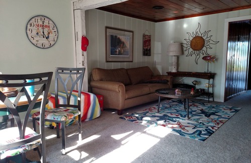 Syracuse Haus | Lake Wawasee- Morrison Island. Aktualisiert 2 Bed, 1Bath Cute Cottage auf dem Wasser