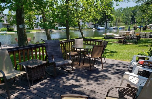 Syracuse Hütte | Lake Wawasee Pet-Friendly Cottage mit Ponton, Feuerstelle, 3 Decks, großes Grundstück