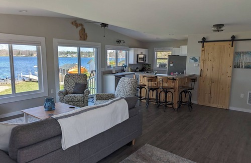 Hale Hütte | Lakefront 2-bedroom 2 bath, Sandy Beach & Pontoon, AC, wifi & newly renovated.