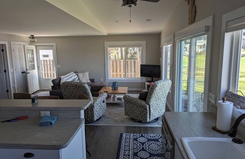 Hale Hütte | Lakefront 2-bedroom 2 bath, Sandy Beach & Pontoon, AC, wifi & newly renovated.