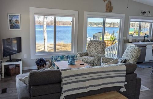 Hale Hütte | Lakefront 2-bedroom 2 bath, Sandy Beach & Pontoon, AC, wifi & newly renovated.