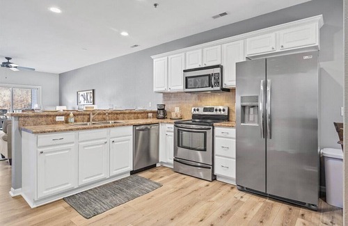 Camdenton Eigentumswohnung | Lakefront 2 Bedroom Condo Close to Amphitheater