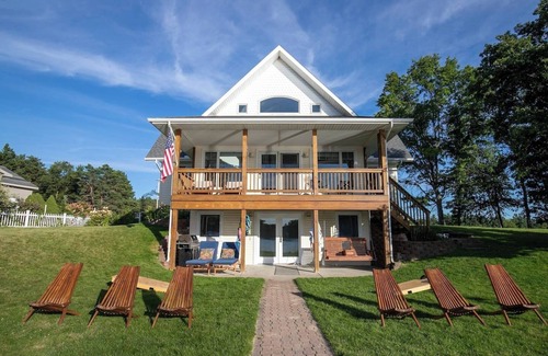 Lake Hütte | Lakefront | 2 Saunas, Firepit, Kayaks, Dock & Boat