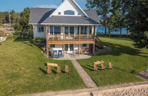 Lake Hütte | Lakefront | 2 Saunas, Firepit, Kayaks, Dock & Boat