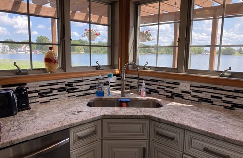 Brooklyn Haus | BARGAINS now to Sept 12. Open to DEAL. Lakefront hot tub, wineries near!